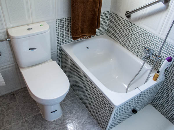bathtub with an incorporated seat