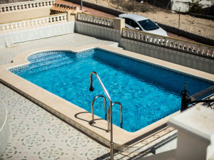 Piscina aclimatada con energía solar