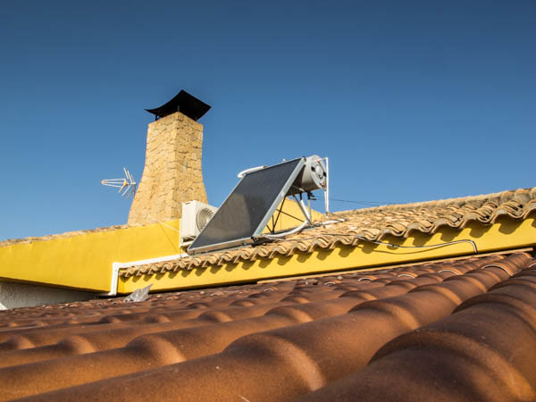 Placa solar con acumulador en tejado