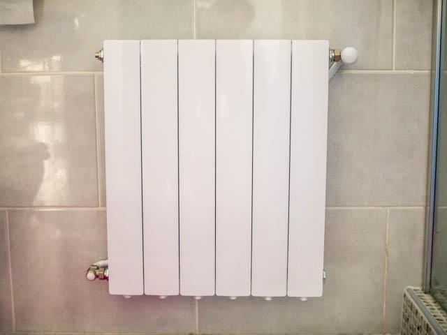 Central heating with hidden pipes – Bathroom 1