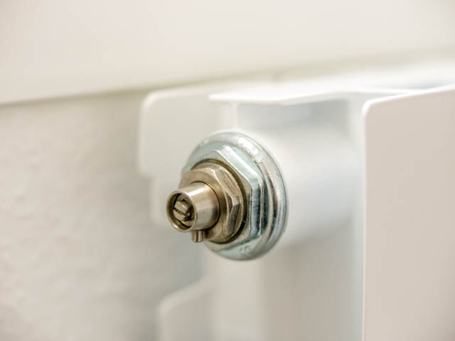 Central heating with hidden pipes – Detail Chrome plug