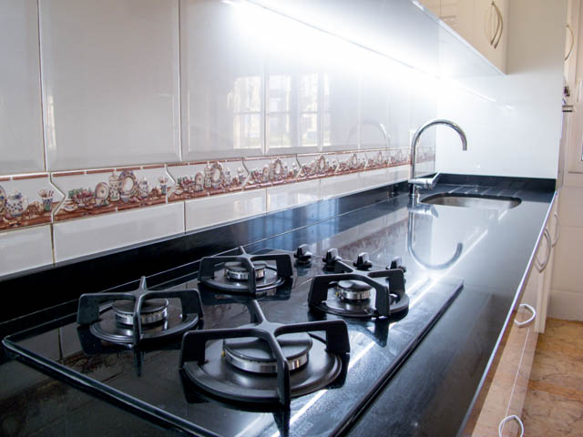 Bright and modern kitchen – Gas hob and worktop