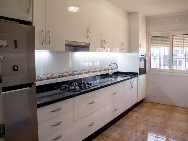 Bright and modern kitchen – General view