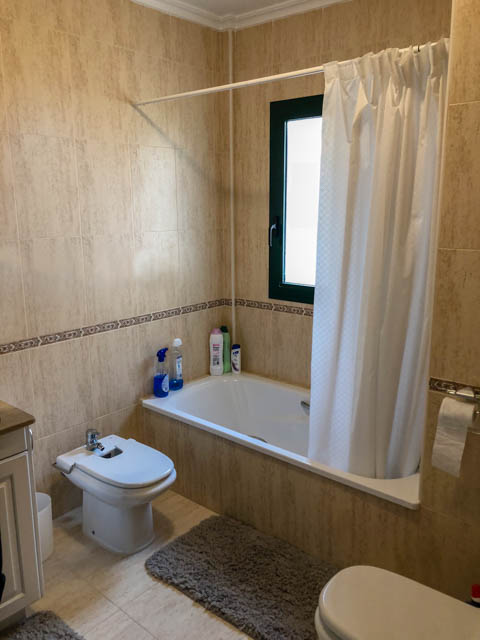 Replace a bathtub with a shower – Before